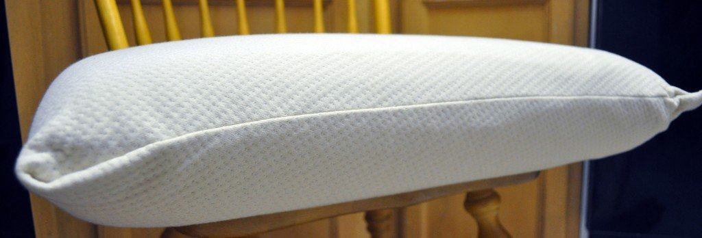 大自然乳胶乳胶枕头的侧视图