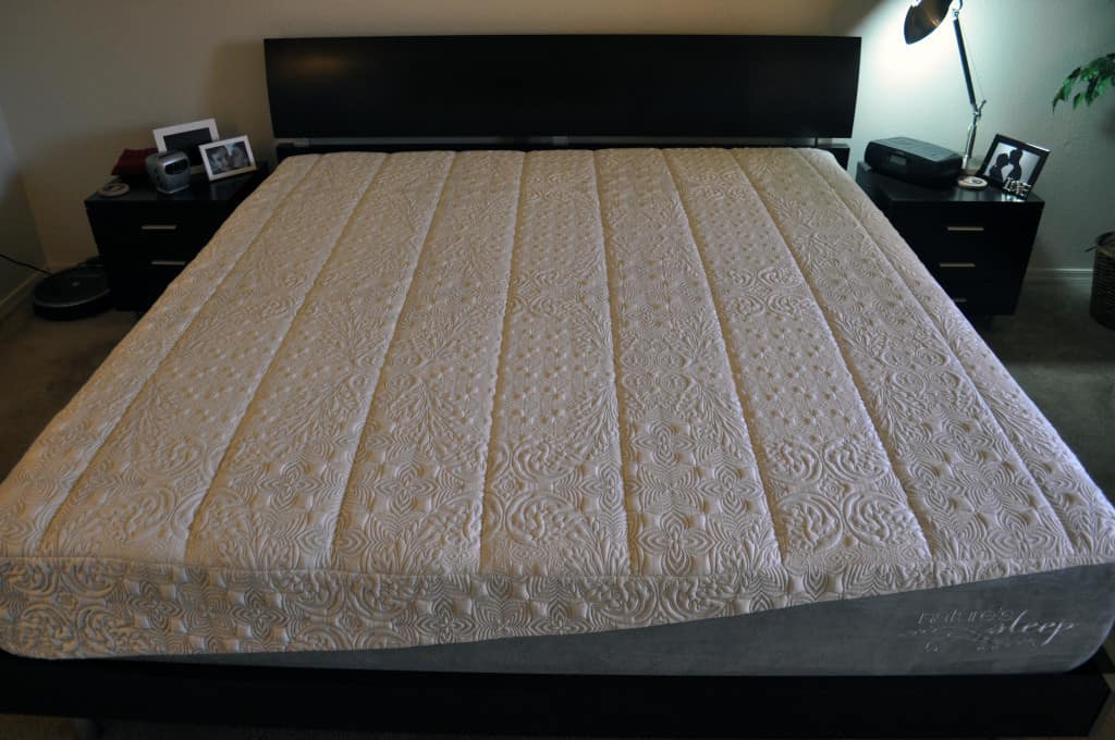 我的翡翠凝胶记忆泡沫床垫在我们的大床上的宽镜头