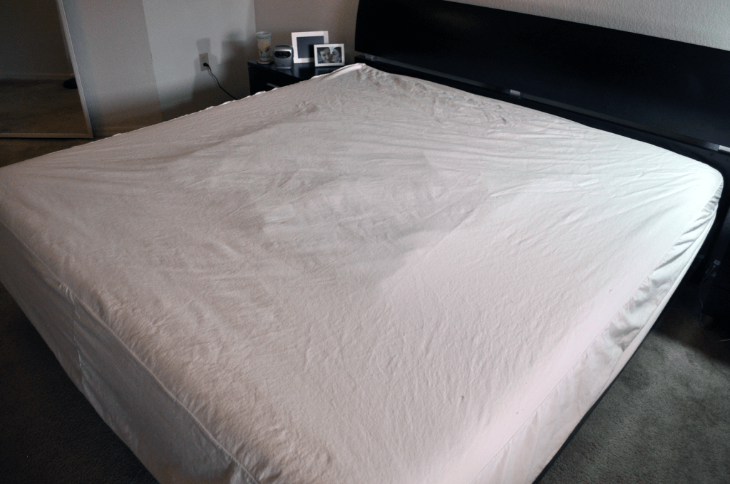 天然防水有机床垫保护器在一个国王大小的11”床垫