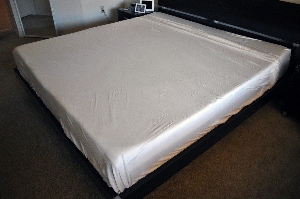 天丝床单(非熨烫)，放在标准大床上