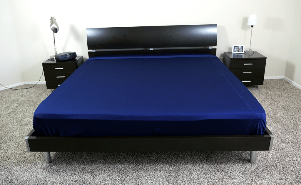 床上有超大尺寸的Sheex床单