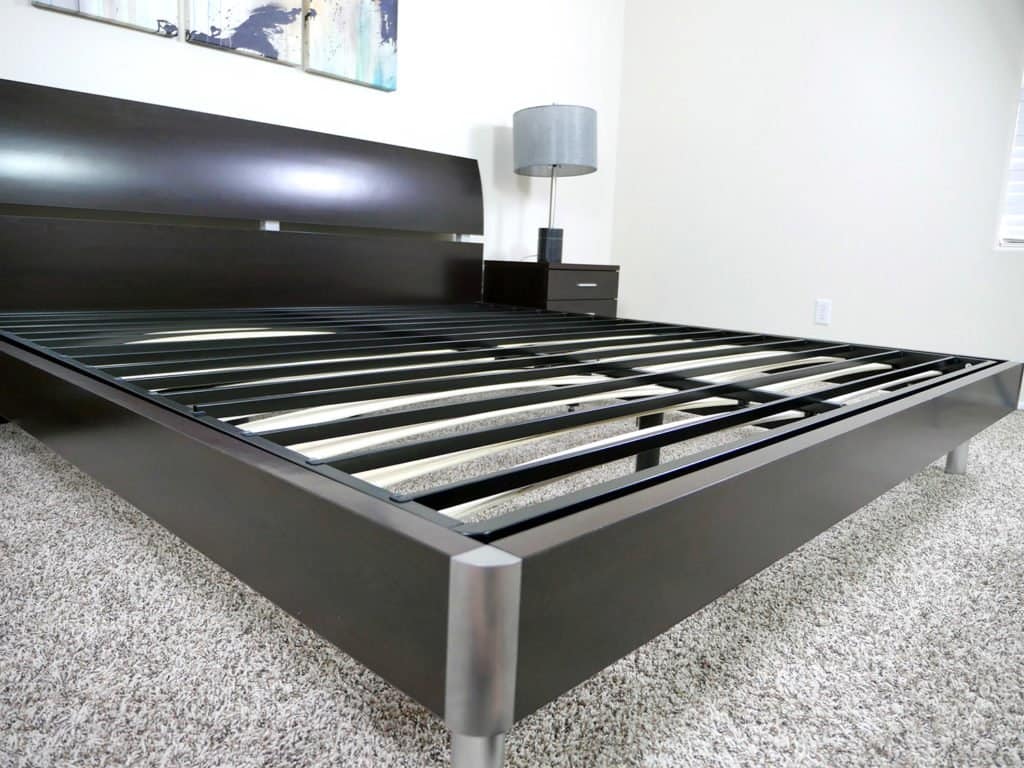 Zinus Bunkie Board位于现有平台床顶部的角度视图