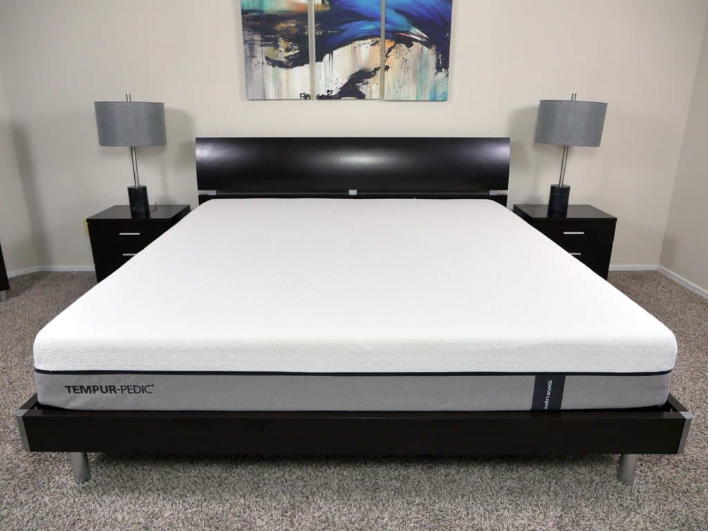 卧室里的Tempurpedic Legacy床垫