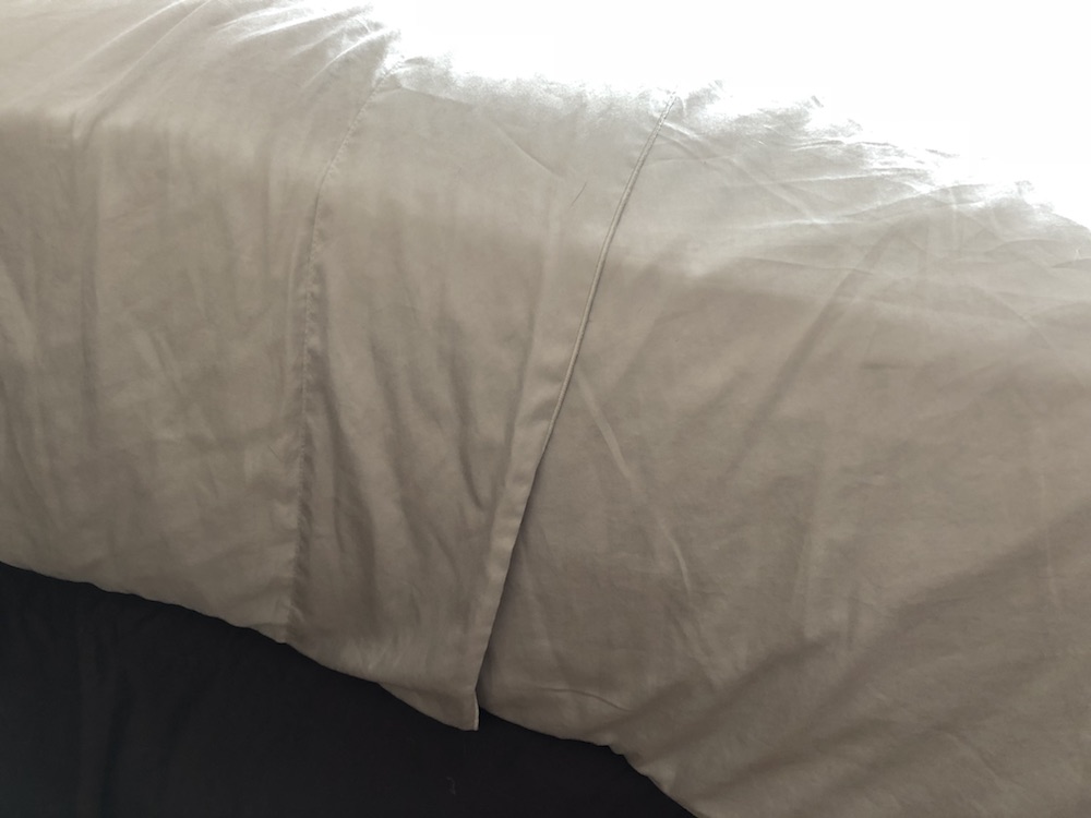 降落伞棉缎床单塞在床垫下