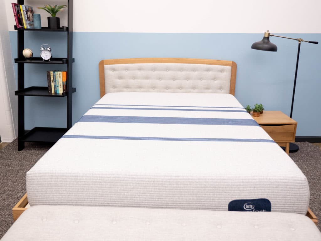 床架上的蓝色Serta iComfort
