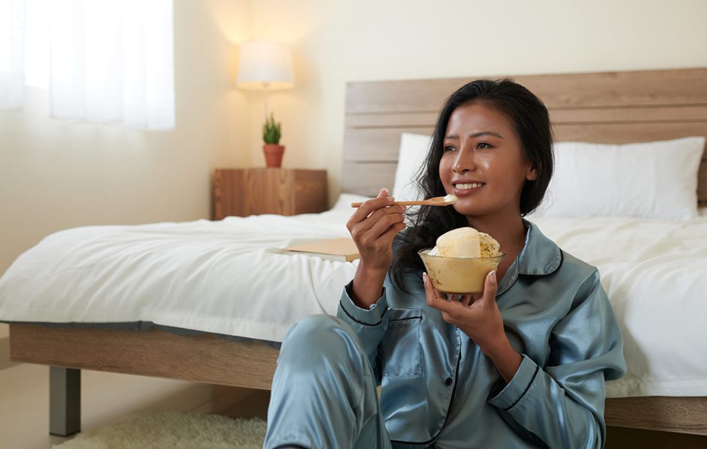 女人在床上吃冰淇淋