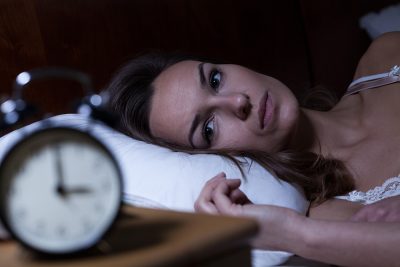 有睡眠焦虑的女人在看时钟