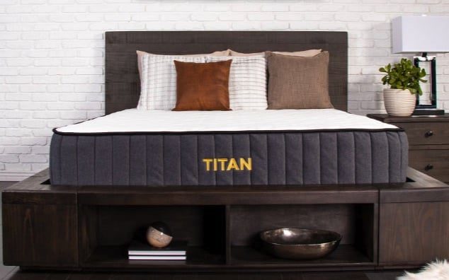 卧室的泰坦床垫